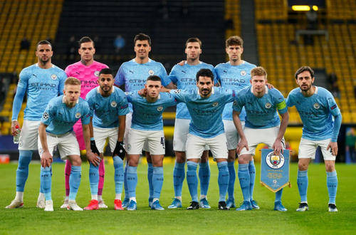 伊涅斯塔：中场球员当教练更能掌控全局，小法现在做得非常好（伊涅斯塔：中场出身的教练更易把控全局，小法执教表现出色）