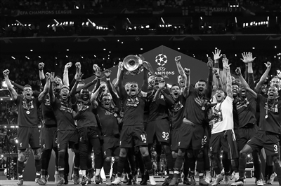 李扬两次失误葬送好局！盯人不紧，踢人送点，蓉城球员集体不满（李扬两度失误断送优势：盯防松懈、犯规送点，蓉城将士集体不满）