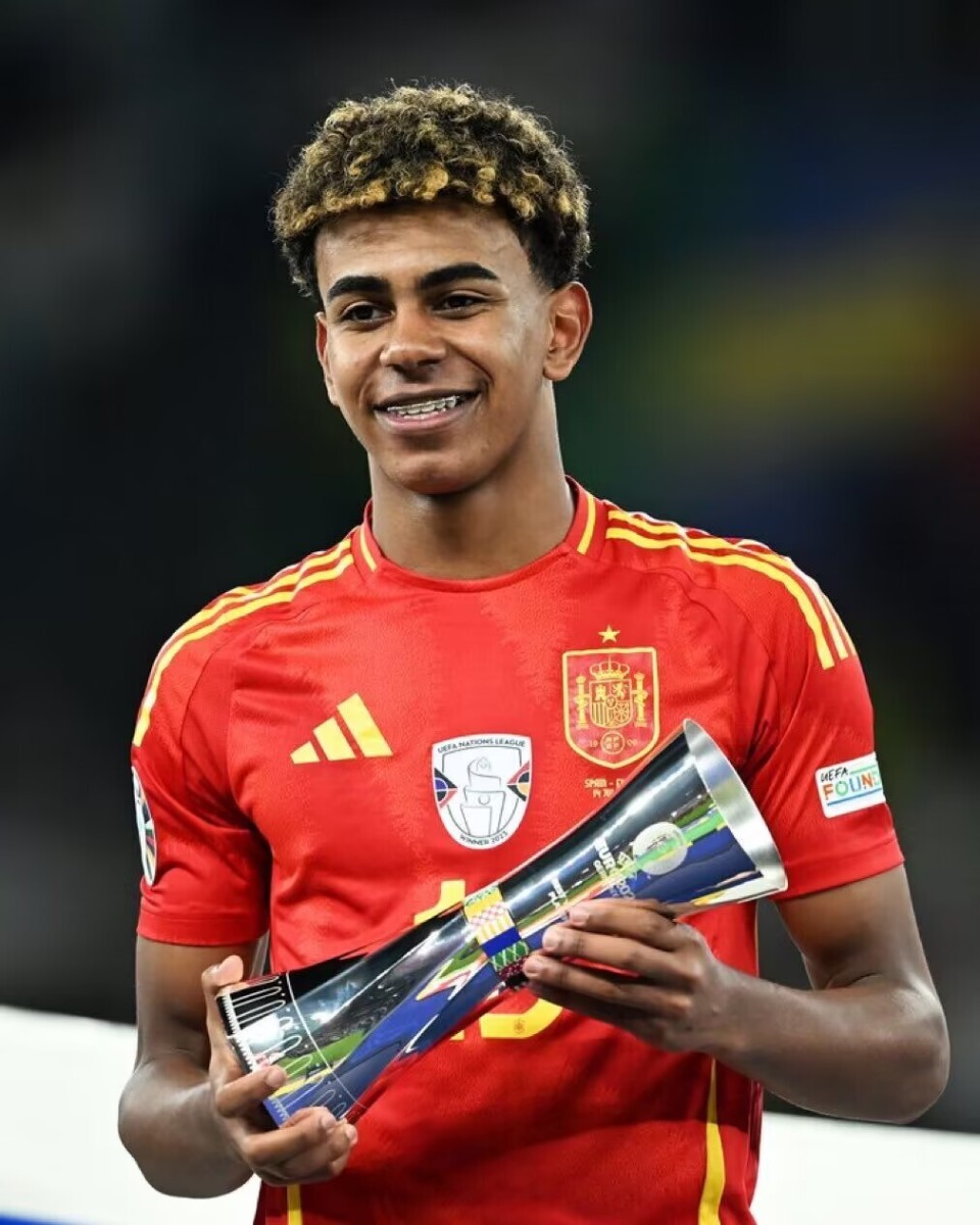 记者总结皇马2025：没有中场大脑纯靠天赋，阿隆索的球队缺乏风格（皇马2025评析：中场无核靠天赋硬撑，阿隆索球队缺少鲜明风格）