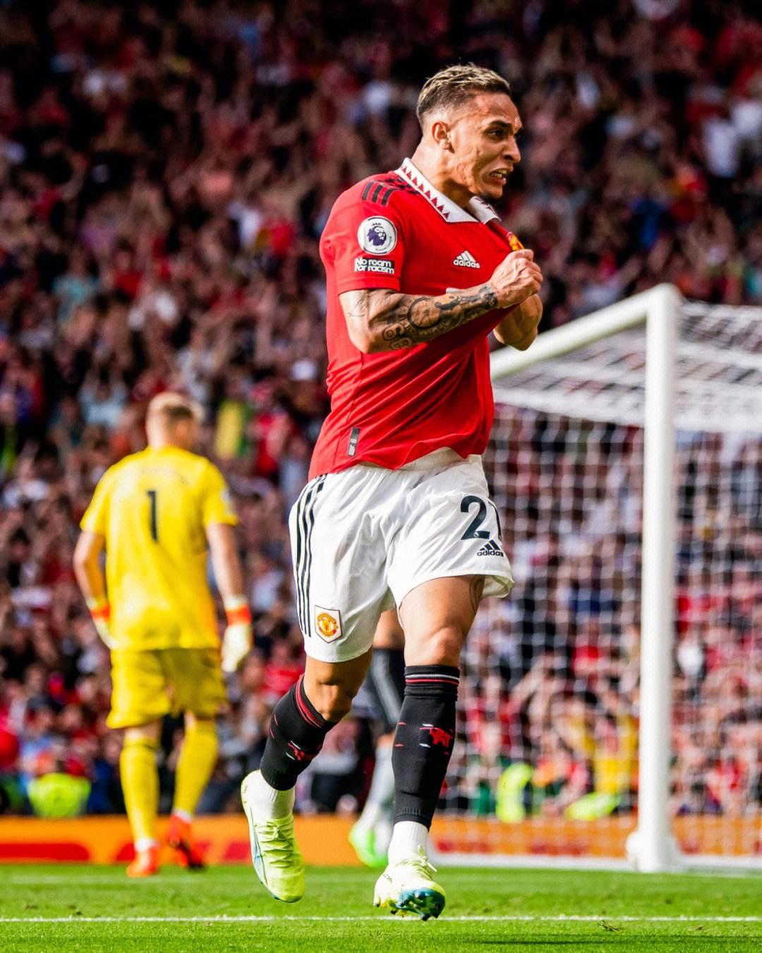 曼联2弃将左右意甲冠军，4500万前锋梅开二度，那不勒斯5连胜登顶（前曼联双将搅动意甲争冠，4500万锋霸梅开二度，那不勒斯豪取五连胜登顶）