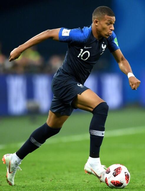 TA：为储备体能，基耶萨在圣诞节当天独自在利物浦基地加训（TA：为提升体能储备，基耶萨圣诞节独自在利物浦基地加练）